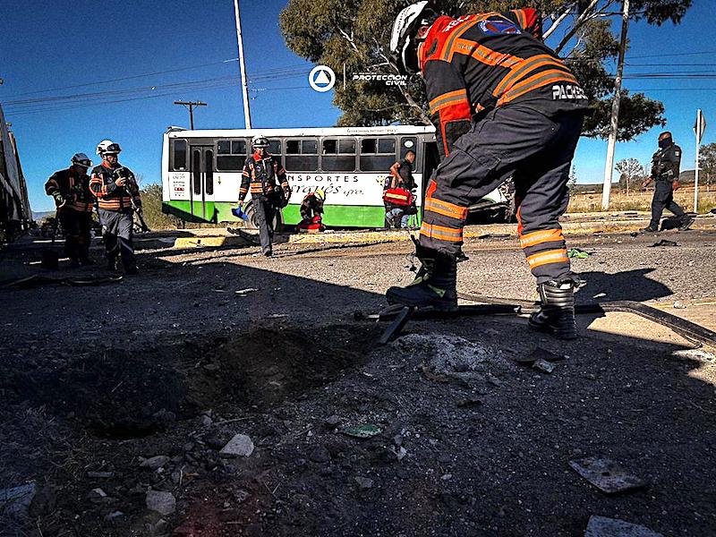 1 muerto y 2 heridos, saldo de choque entre tren y camión en El Marqués.