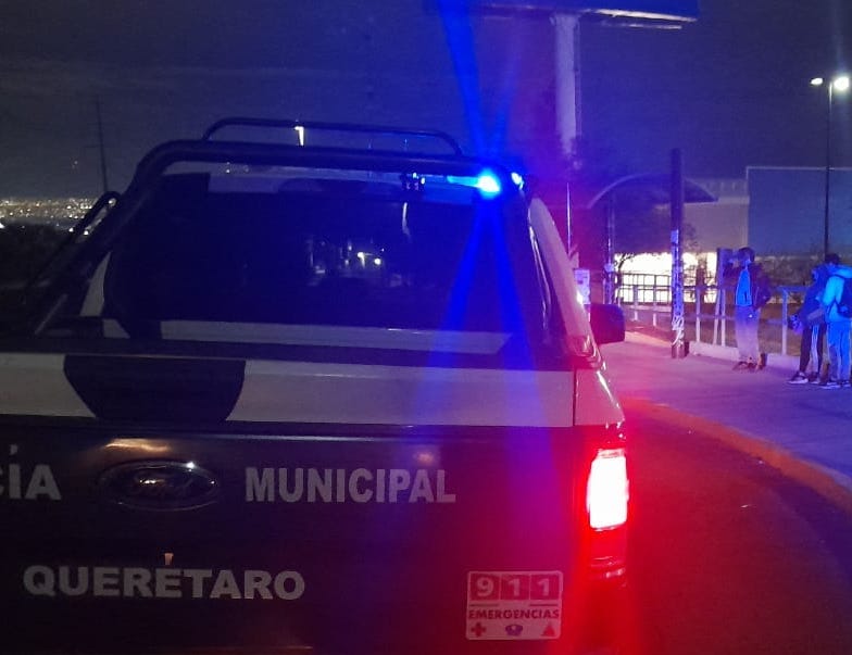 Balacera deja policías heridos y cuerpos decapitados en la Capital de Querétaro.
