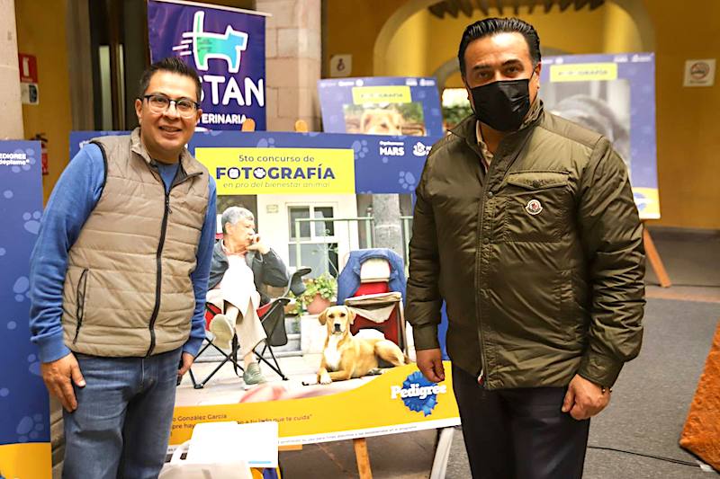 En Pro del Bienestar Animal, Luis Nava reconoce a ganadores del 5to concurso de fotografía.