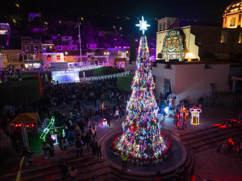 Enrique Vega Carriles enciende el Árbol de la Navidad en El Marqués.