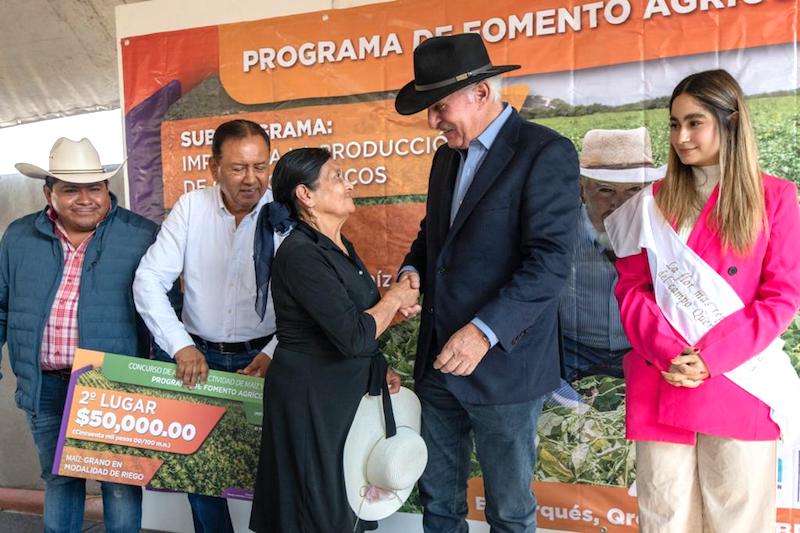 Entrega Enrique Vega Carriles premios económicos por alta productividad de maíz y frijol.