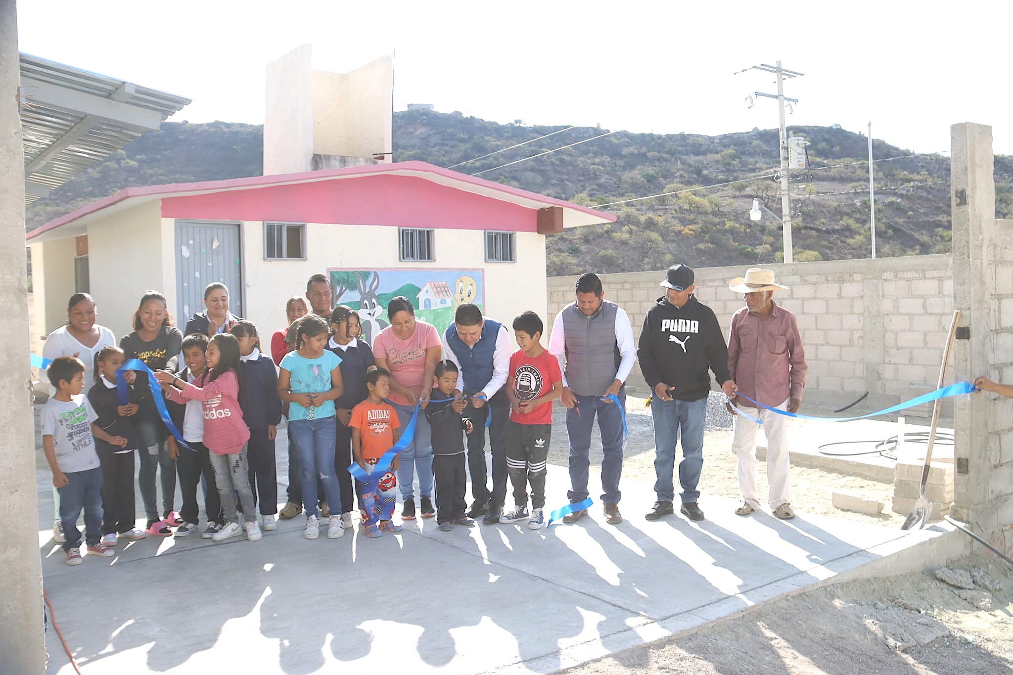 Entrega Juan Carlos Linares barda perimetral en Preescolar de Corral Viejo.