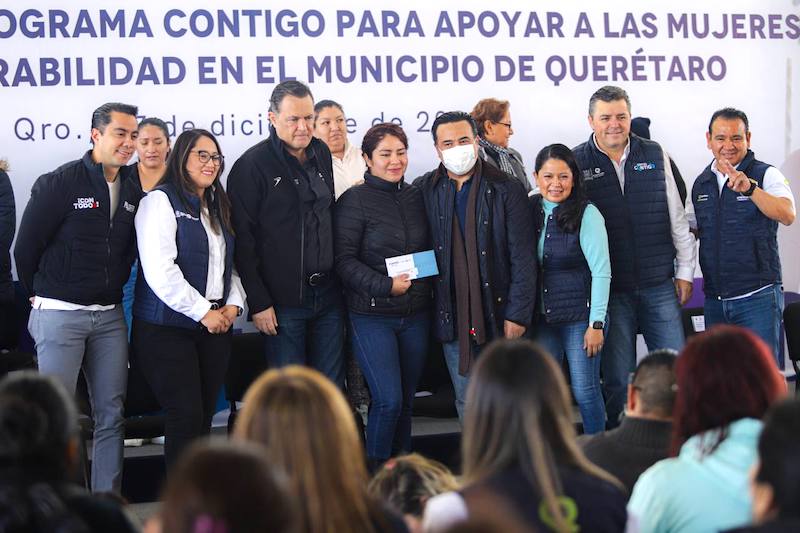 #QueNoSeTePase Luis Nava asiste a la entrega de tarjetas del programa "Contigo". La iniciativa tiene la finalidad de brindar apoyo económico directo a más de 1,500 mujeres de la capital queretana.