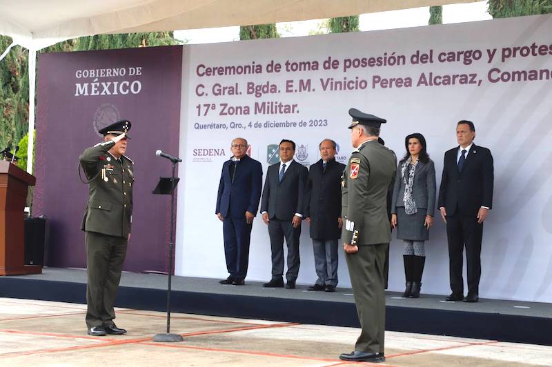 Luis Nava asiste a la toma de protesta de nuevo comandante de la 17.ª zona militar.