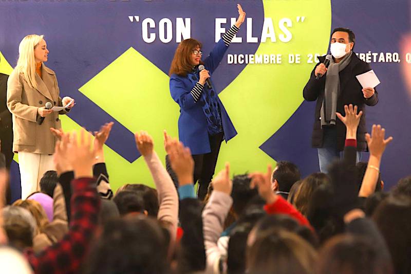 Se gradúan mil 400 mujeres del Programa "Con Ellas" en la Capital queretana.