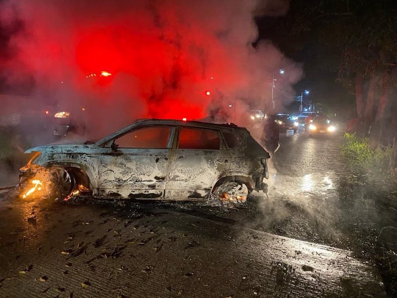 Suman 2 muertos y al menos 30 autos quemados tras balaceras en Tabasco.