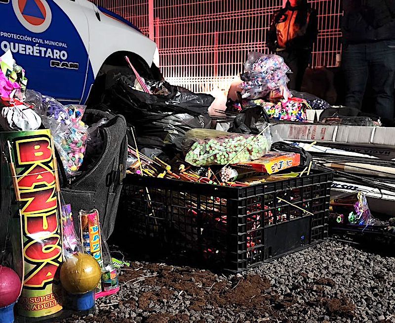 Decomisan casi 1.5 toneladas de #pirotecnia en la capital de #Querétaro con operativos de fin de año. protección Civil informó que el propósito fue inhibir la comercialización de artificios pirotécnicos, conocidos por su alto riesgo.