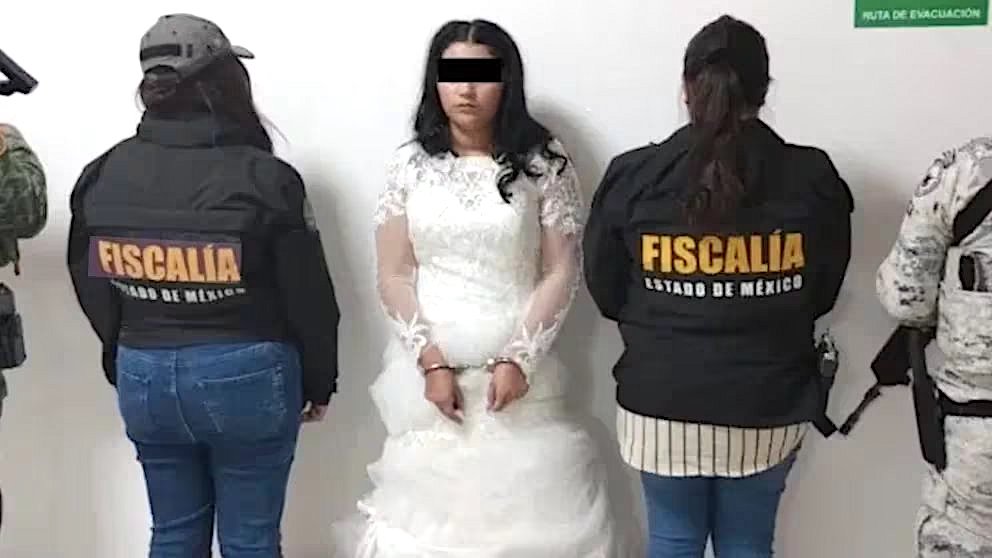 En plena boda, fue capturada presunta extorsionadora de polleros en Toluca.
