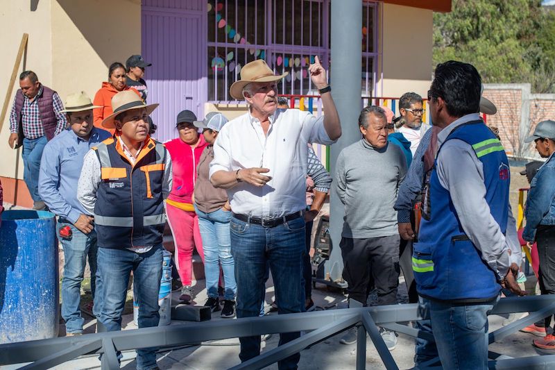 Enrique Vega supervisa obras de infraestructura deportiva y educativa en El Marqués.