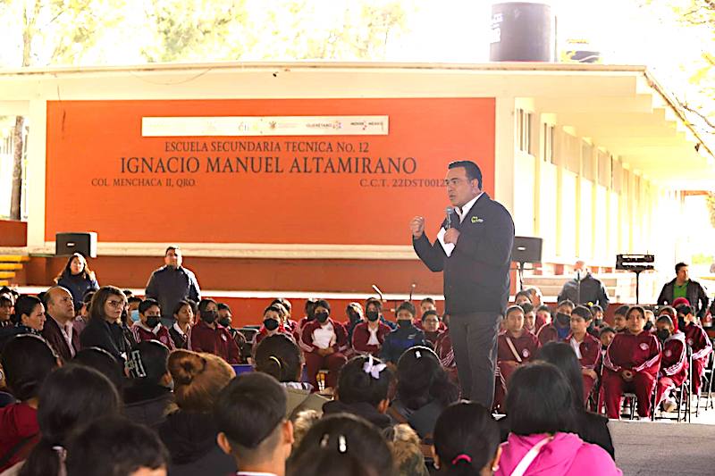 Entrega Luis Nava dos aulas en Secundaria en Lomas de Menchaca.