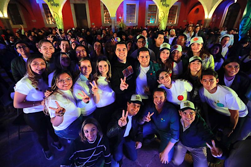 Felifer Macías sostiene encuentro con jóvenes en arranque de precampaña.