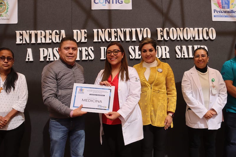 Juan Carlos Linares entrega incentivos económicos a médicos pasantes en Peñamiller