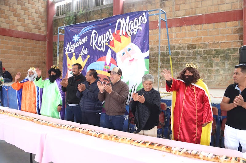 Juan Carlos Linares y los Reyes Magos comparten rosca con niños de Peñamiller.