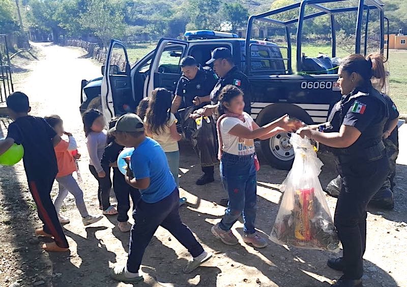 #FelizDíaDeReyes2024 La Policía Estatal de Querétaro (POES) ayuda a los Reyes Magos a entregar juguetes en localidades de la Sierra de #Querétaro.