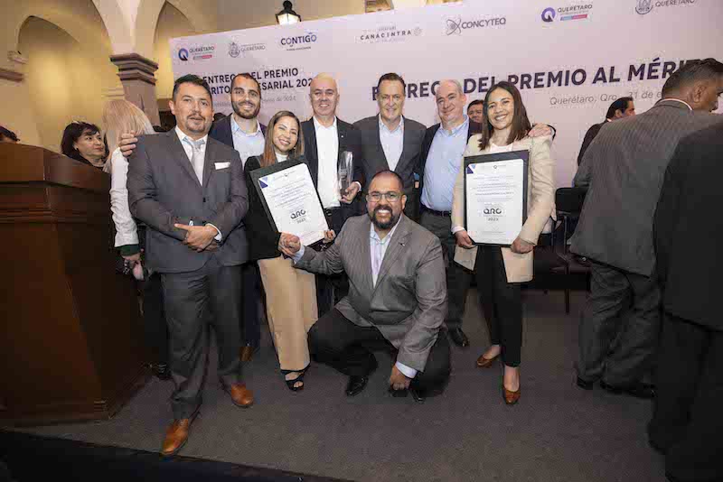 Mauricio Kuri entrega el Premio al Mérito Empresarial 2023.