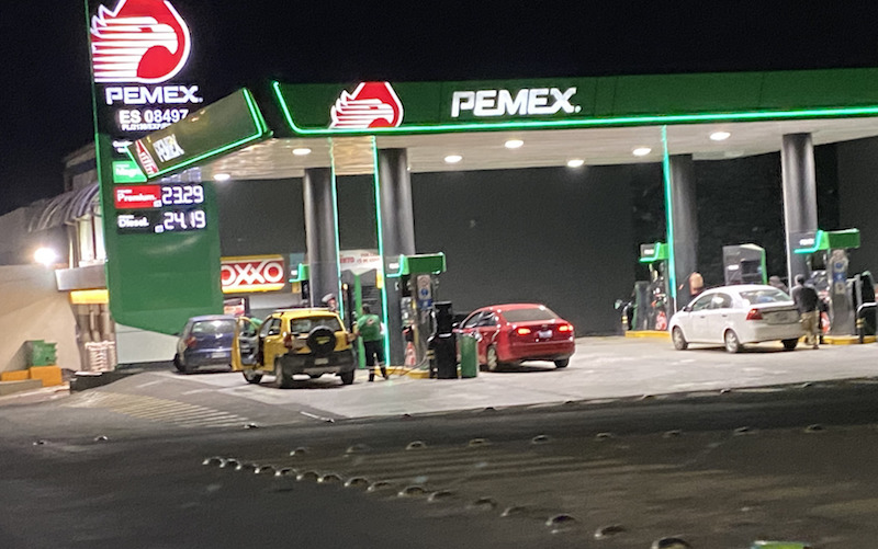 Minimiza López Obrador nuevo "gasolinazo"; premium se vende hasta $28.99 el litro.