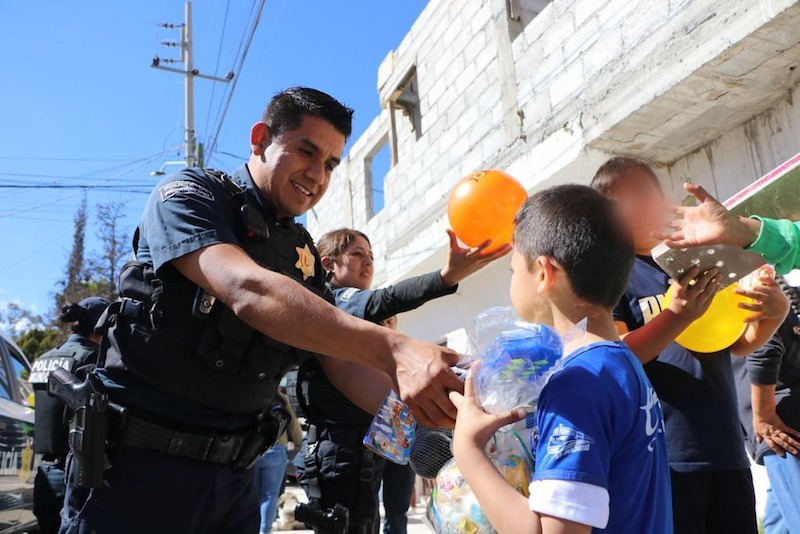 Policías Municipales entregan más de 4 mil juguetes en la Capital de Querétaro.