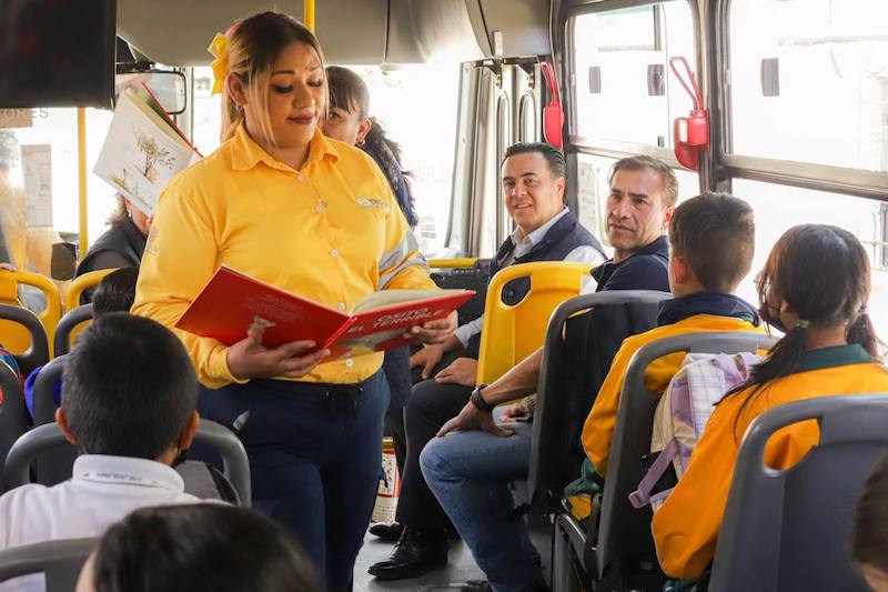Promueven la lectura en transporte escolar gratuito en Querétaro Capital.