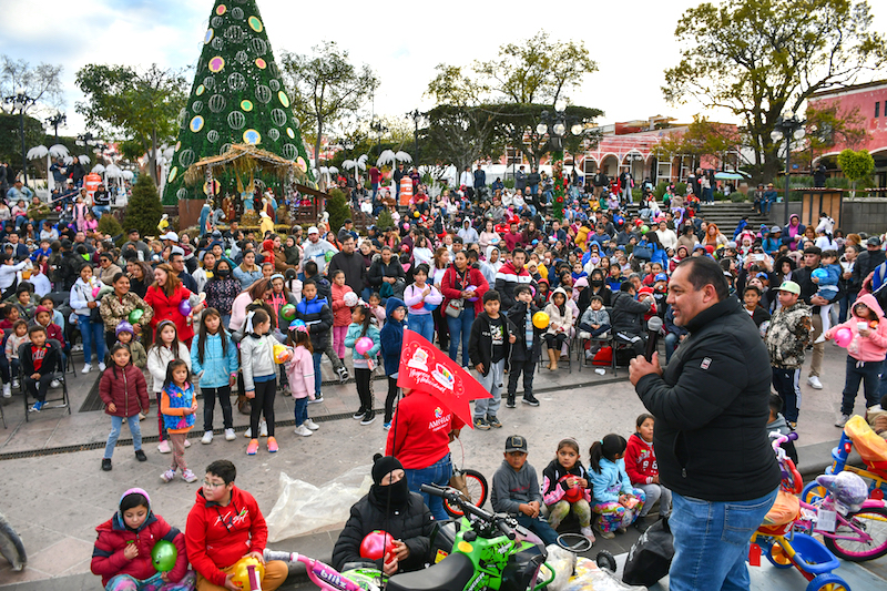 René Mejía realiza gira con Reyes Magos en Amealco.