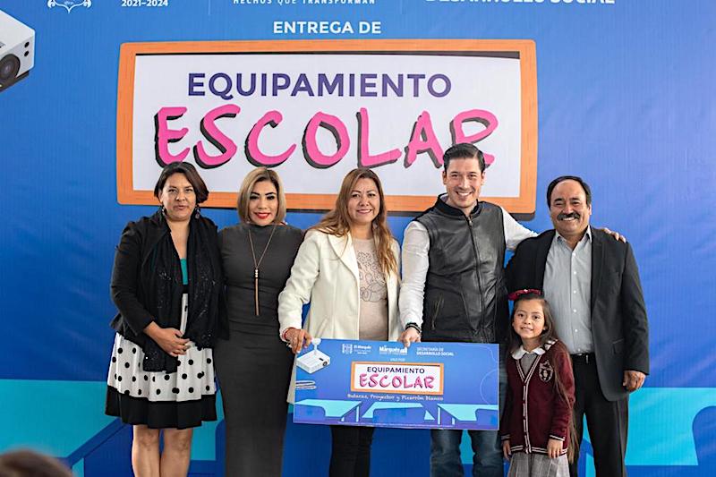 Rodrigo Monsalvo entrega mobiliario a 100 escuelas de El Marqués.