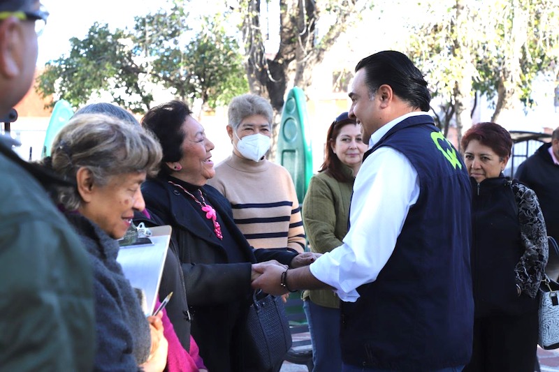 Supervisa Luis Nava aplicación del programa Mi Querétaro Lindo en Las Plazas.