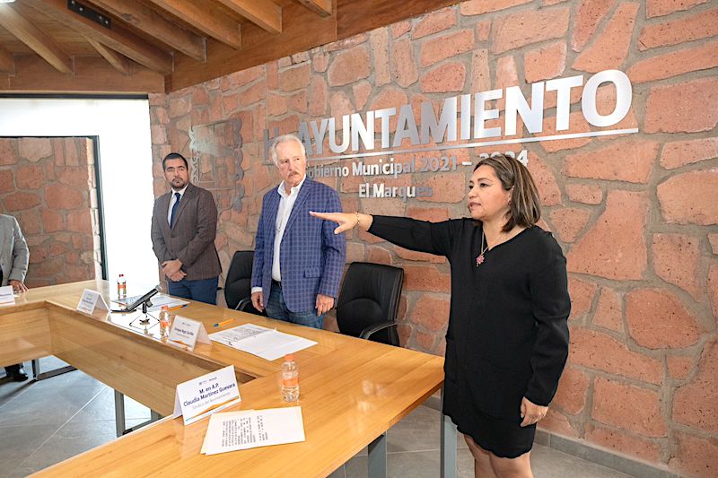 Aprueban licencia de Enrique Vega; Claudia Martínez toma protesta como alcaldesa.