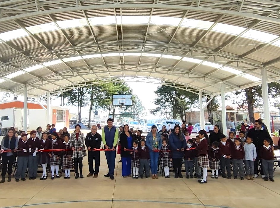 Carlos Manuel Ledesma Robles entrega arcotecho en Esc. Prim. en Santa Ana, San Joaquín.