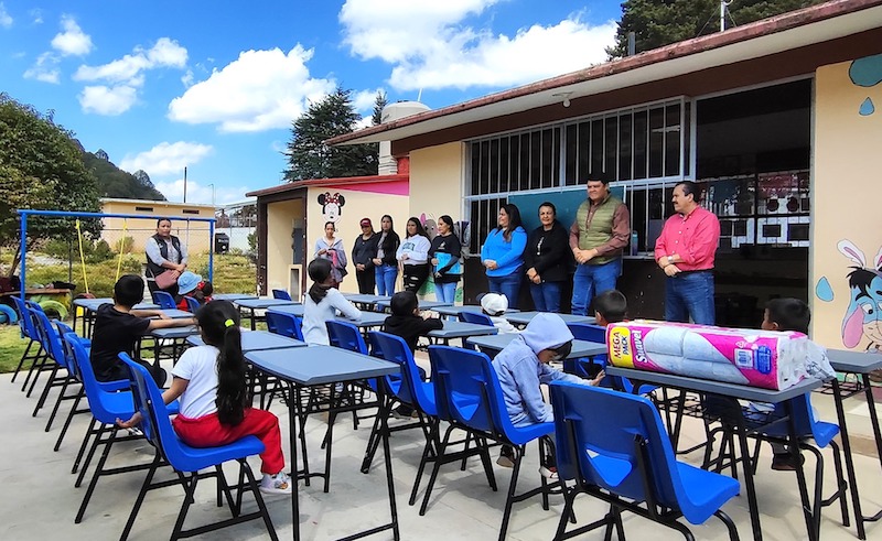 Carlos Manuel Ledesma entrega mobiliario educativo a 5 escuelas de San Joaquín