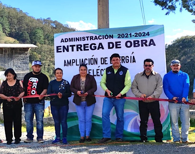 Carlos Manuel Ledesma entrega obras de red eléctrica en San Joaquín.