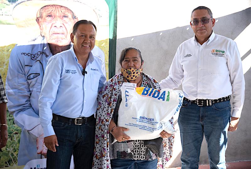 Entregan 5 toneladas de semilla de frijol en El Marqués para incentivar producción.