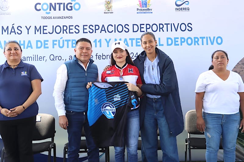 Iridia Salazar y Juan Carlos linares entregan cancha de futbol 11 y material deportivo