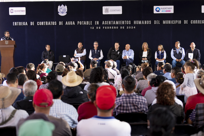 Mauricio Kuri entrega contratos de agua potable a familias de Corregidora.