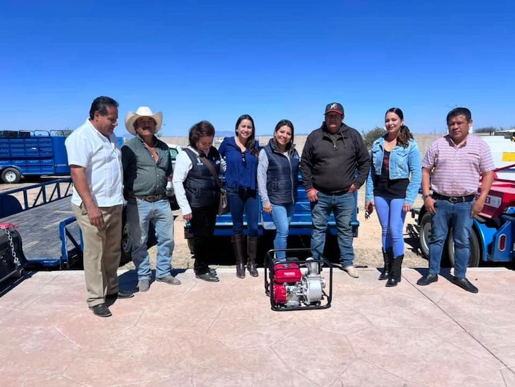 Meche Ponce entrega maquinaria agrícola a 39 productores rurales de Pedro Escobedo.