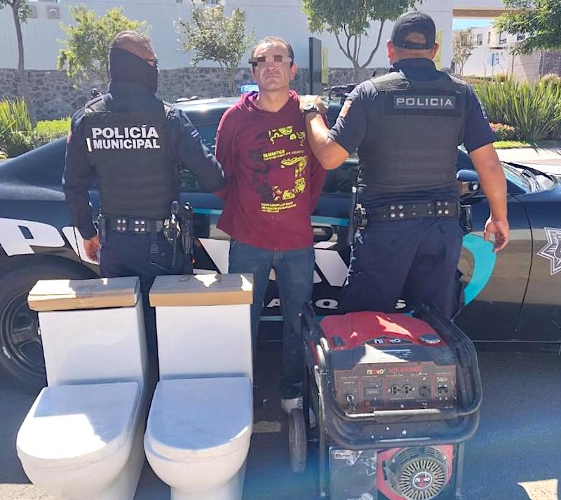 Policías de El Marqués capturan a sujeto por robo de objetos en zona de obras.