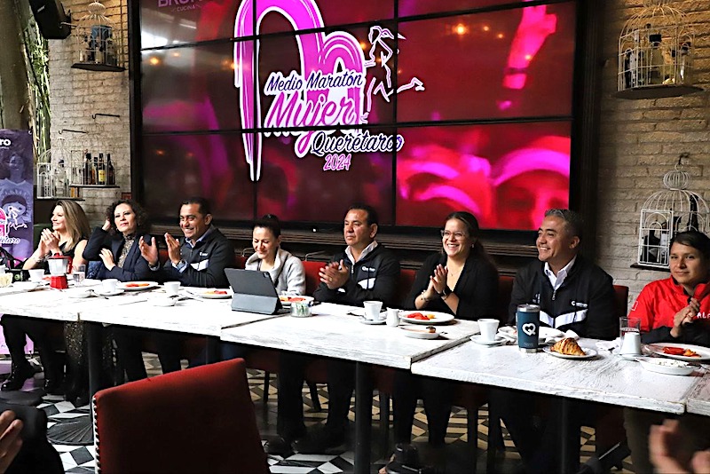 Presentan playera y medalla del Medio Maratón Mujer Querétaro 2024