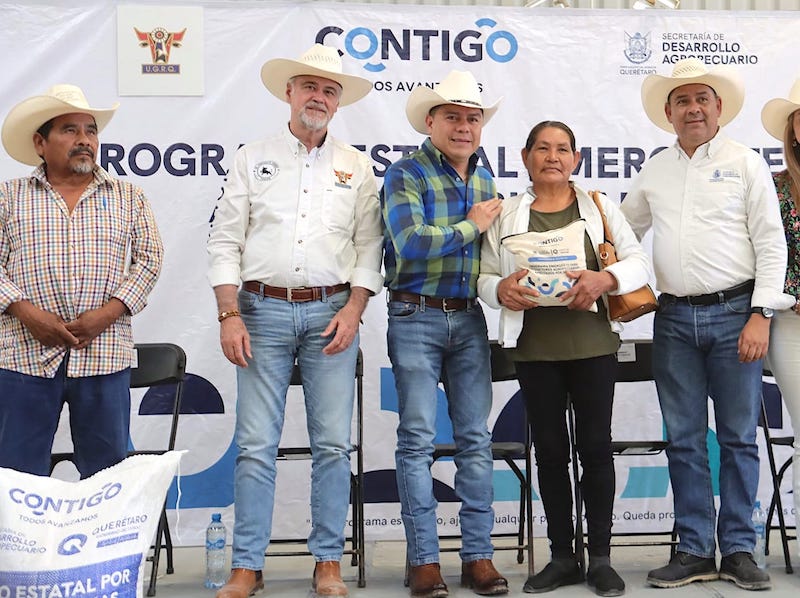 Preside Juan Carlos Linares entrega de apoyos a 500 productores ante severa sequía.