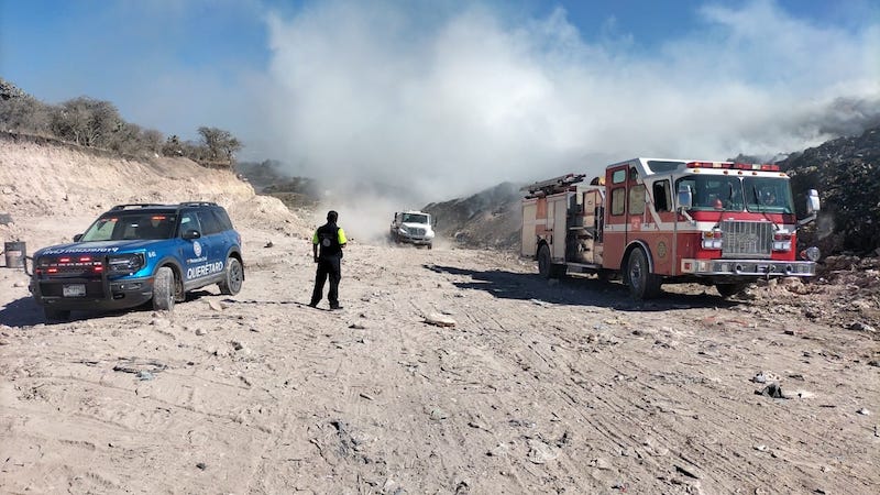 Protestan en Corregidora por contaminación provocada por incendio de tiradero de basura,