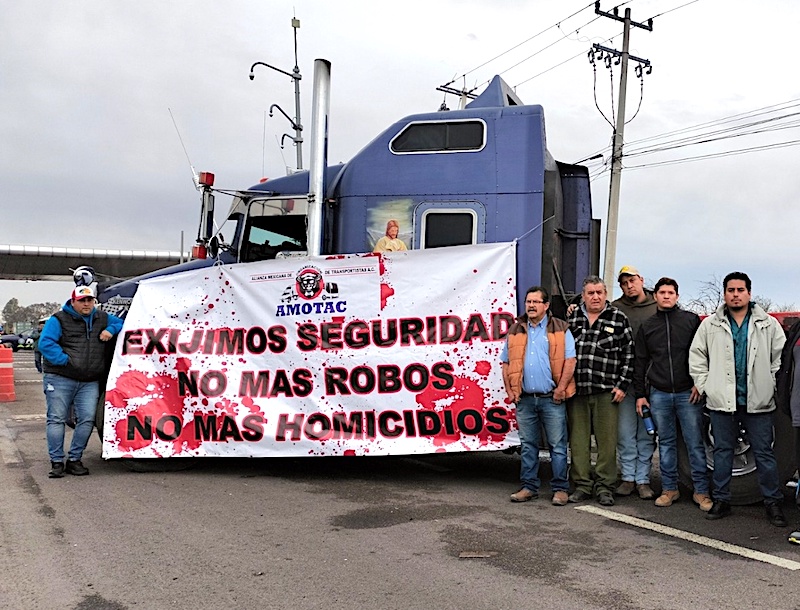 Transportistas colapsan carreteras del país; exigen seguridad.