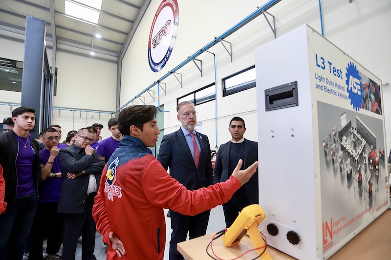 UPQ inaugura instalaciones del laboratorio de vehículos eléctricos.