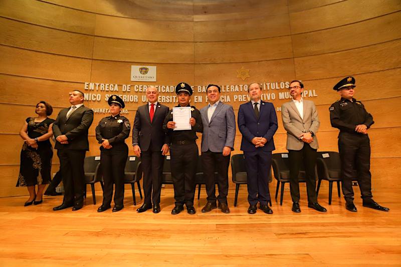 22 Policías Municipales de Querétaro reciben sus certificados de conclusión de estudios.
