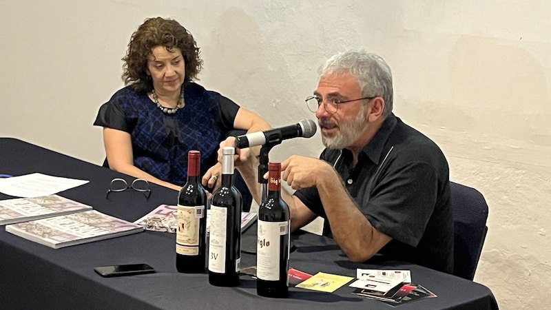 César Martínez presenta libro Mexpaña, nos-otros mismos en el Museo de la Ciudad en Querétaro.