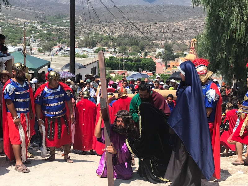 #Tolimán #Peñamiller #El Vegil #LaCañada Este Viernes Santo, miles de personas se congregarán en diferentes puntos de #Querétaro para presenciar el tradicional #Viacrucis Viviente, una representación dramática de la pasión y muerte de Jesucristo. En la capital se realiza la Procesión del Silencio.