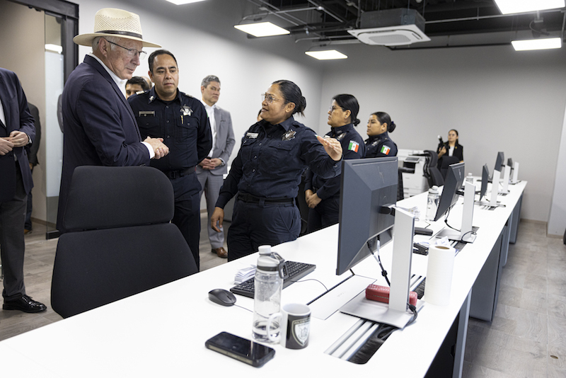 Embajador de EU Ken Salazar recorre edificio de seguridad en Querétaro