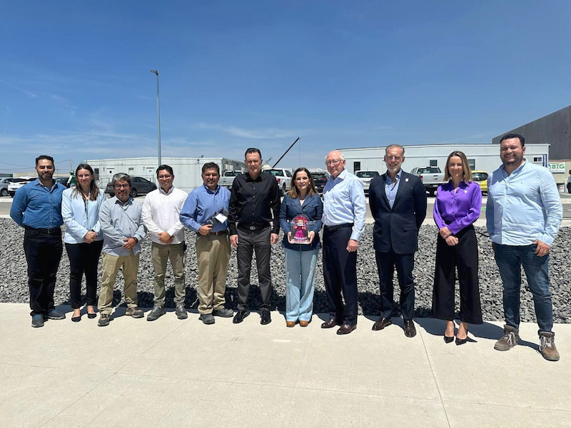 Embajador de EU Ken Salazar sostiene encuentro con Directivos de Amazon en Querétaro y Gobernador.