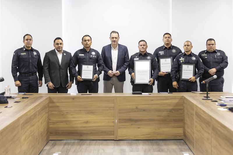 Reconocen a 4 Policías de Querétaro que evitaron suicidio de una persona.