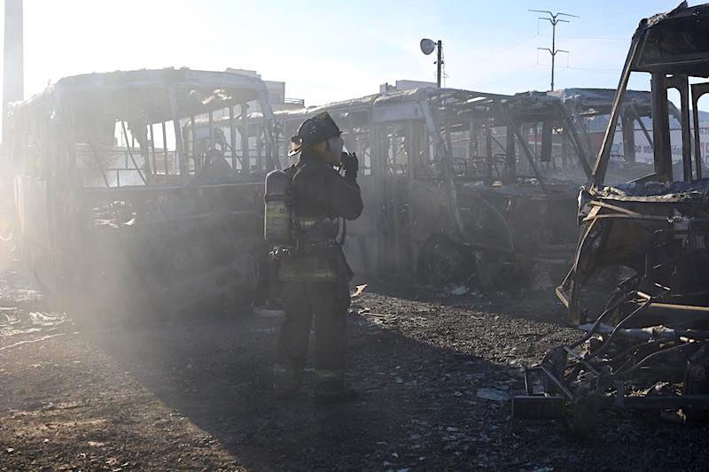 Se incendian unidades de QroBus en patio de maniobras en Querétaro