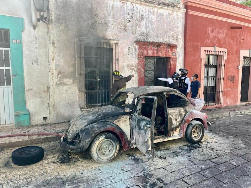 Se quema vehículo en Centro Histórico de Querétaro