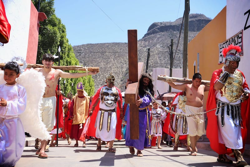 Se registran 55 mil visitantes al viacrusis y procesión del silencio en Querétaro.