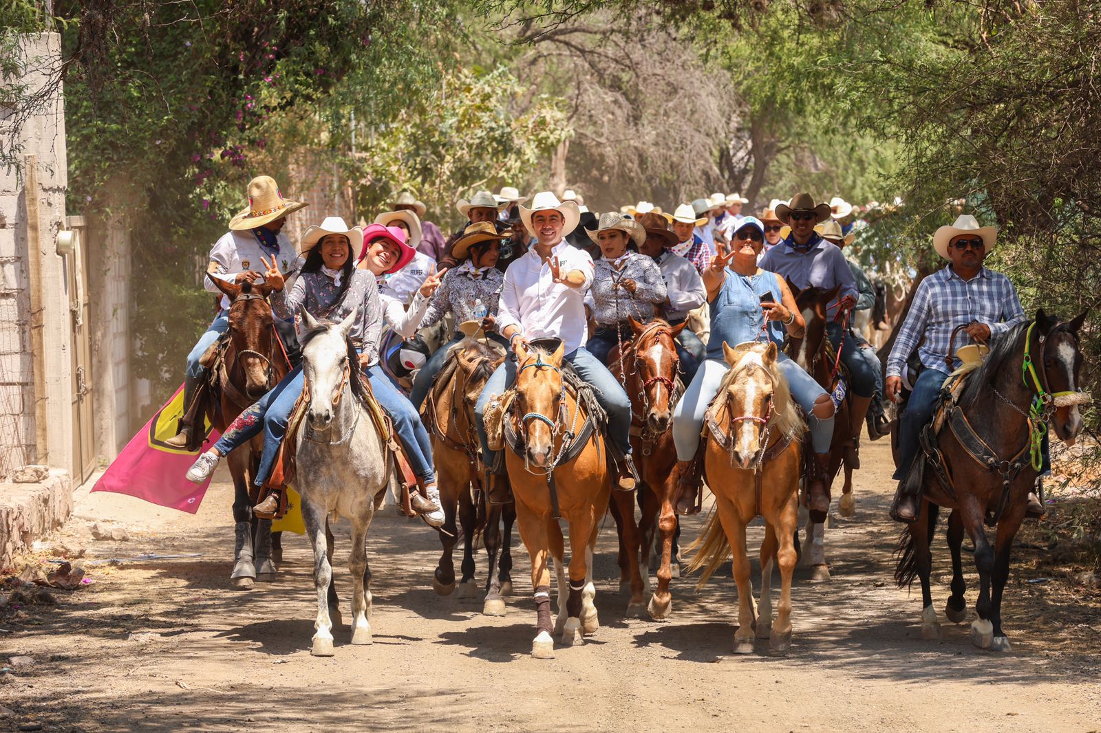 Encabeza Felifer Macías cabalgata Con Todos en Santa Rosa Jáuregui