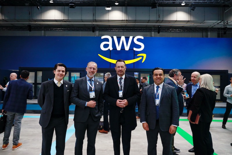 Luis Nava visita stand de Amazon Web Services en Feria Hannover Messe